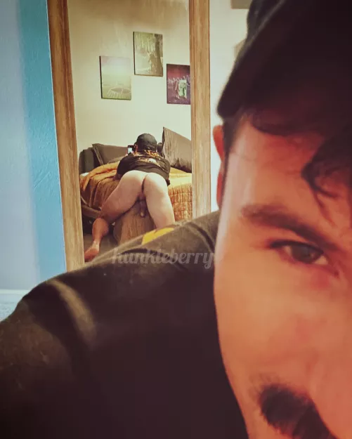 Butt and stache are on point 👌🏼