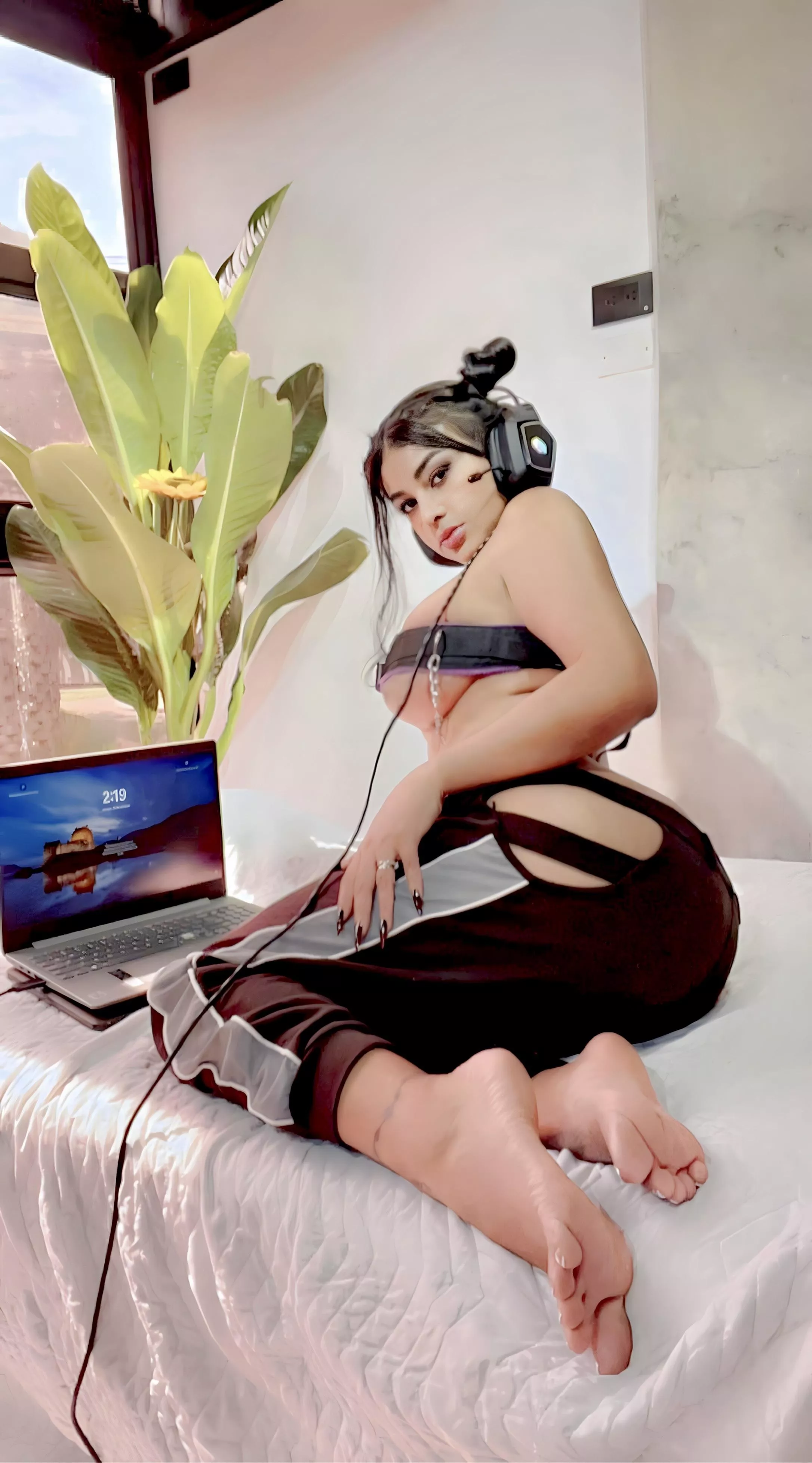 I’m looking for a face to rub my pretty feet