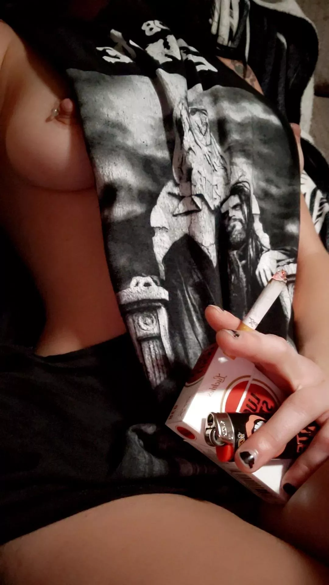 Metal girls who smoke are so much sexier 🤤 Do you agree?