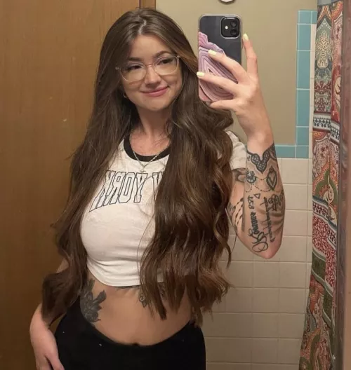 Busty and beautiful & pierced 🥵🥵