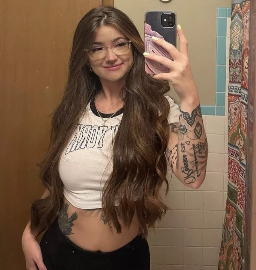 Busty and beautiful & pierced 🥵🥵