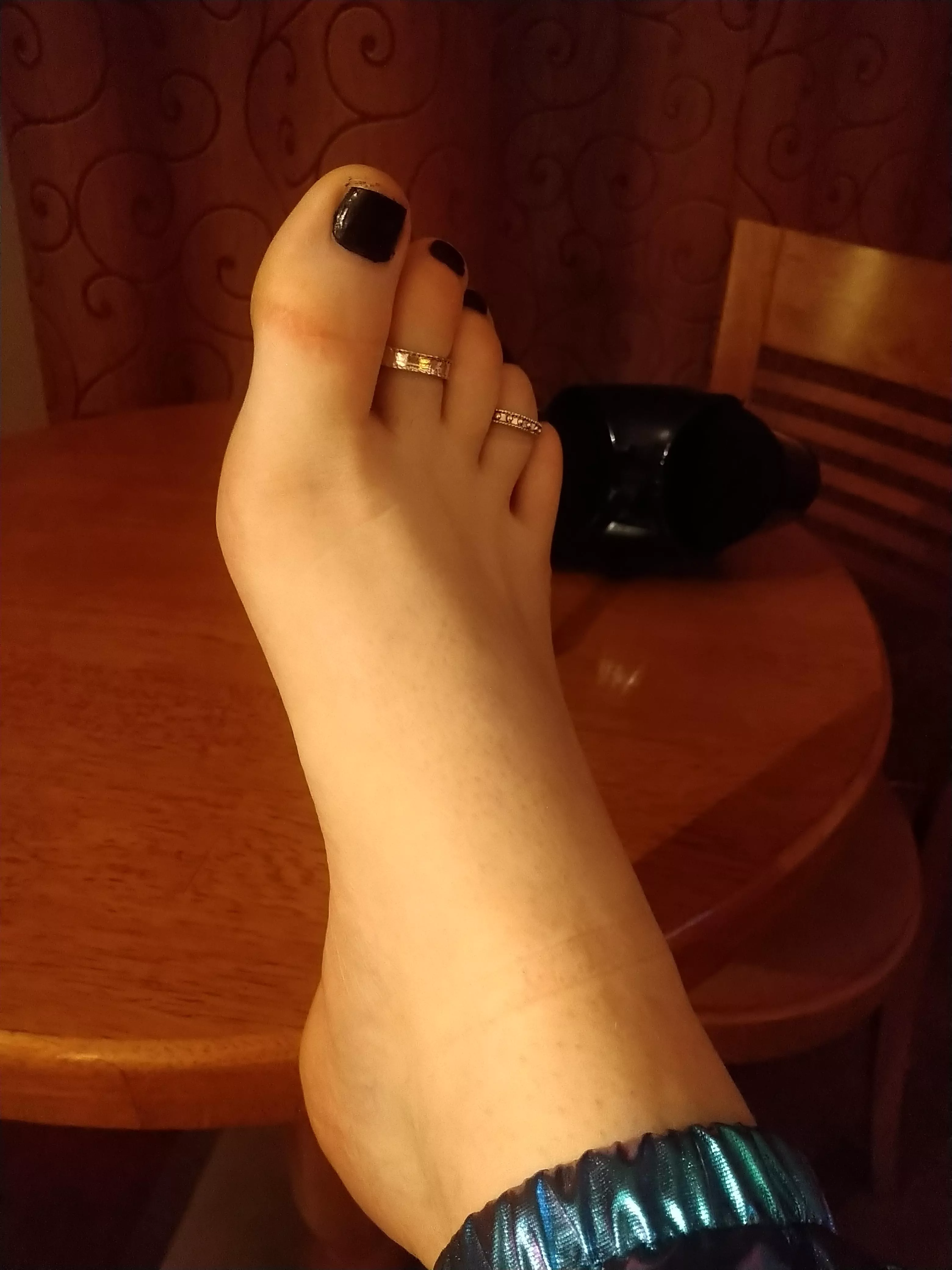 Come and suck the rings right off my toes 😋 😈