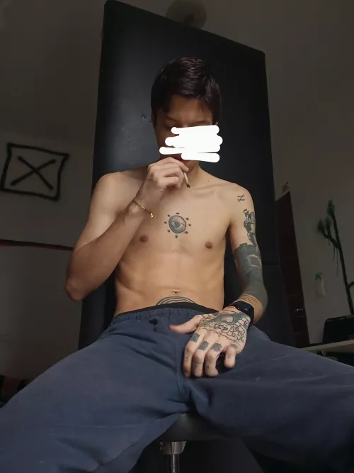 hey come to sit on my lap