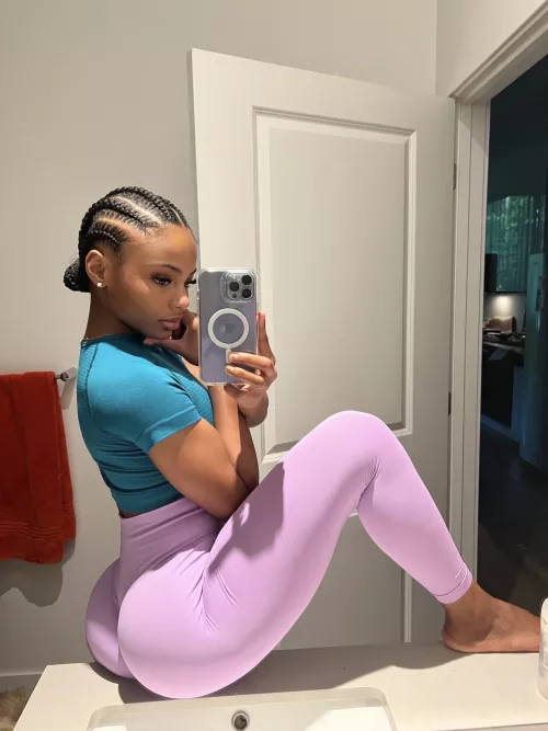 queen of sink sitting selfies