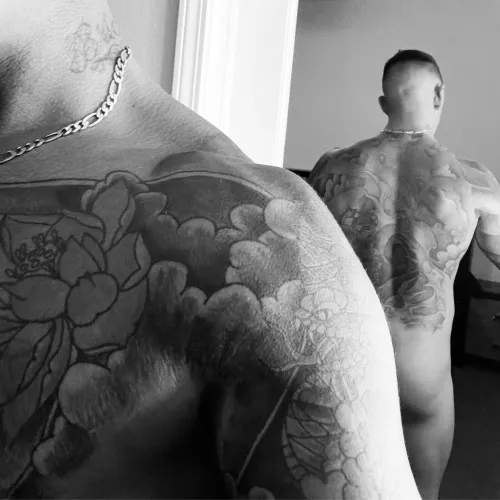 Who likes hot inked guys? 😏