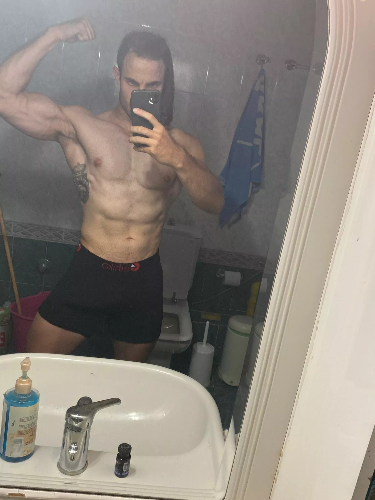 23 let’s see who has bigger bulge hmu to compare