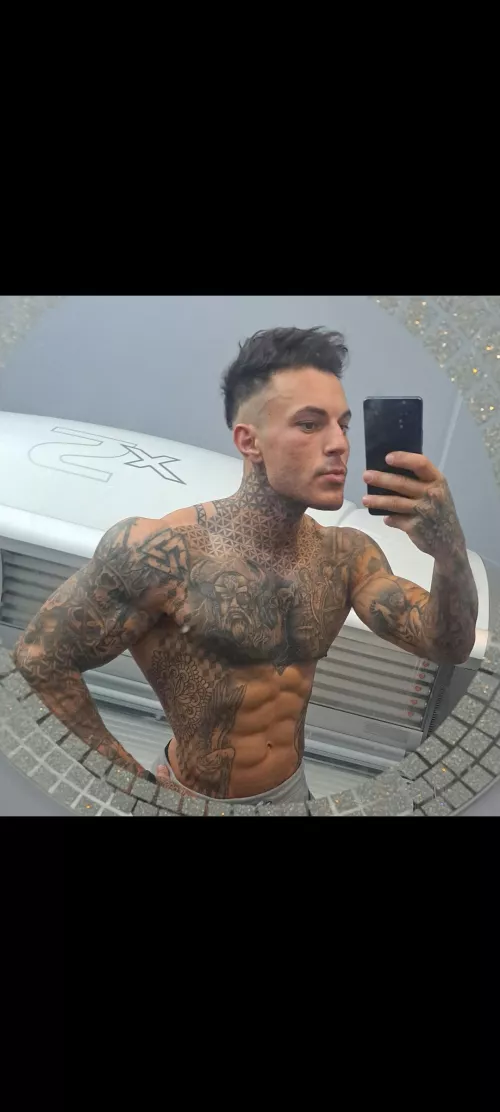 6ft2, 200 pound British gym rat