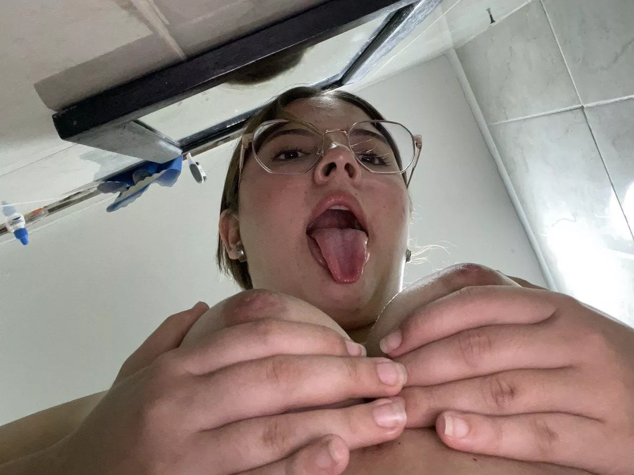 Can l trap you between my boobs..