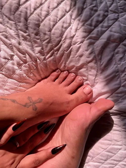 Come closer and lick the screen bcs my new pedi made you twich