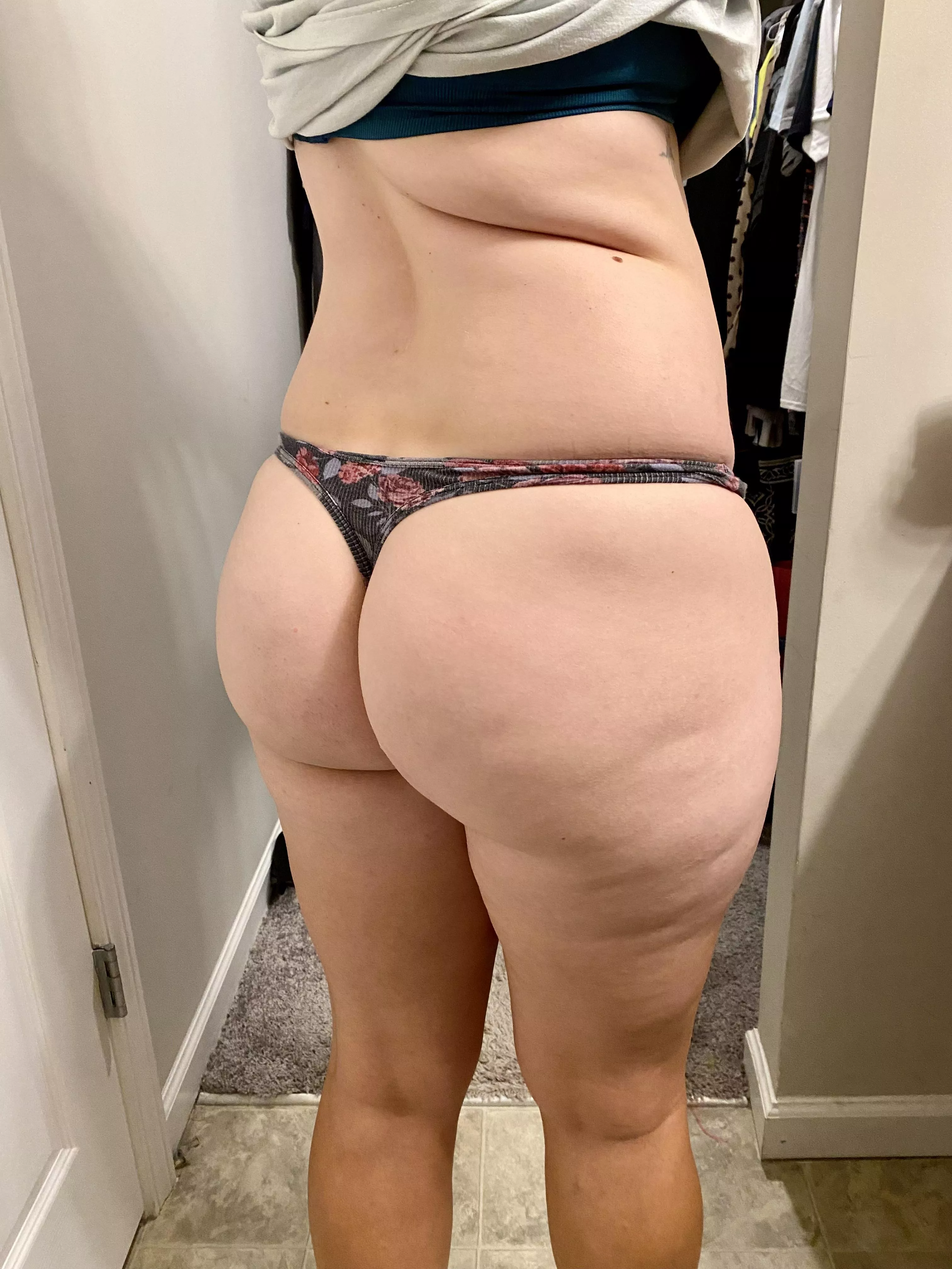 Kids are in bed and I’m not tired 😏