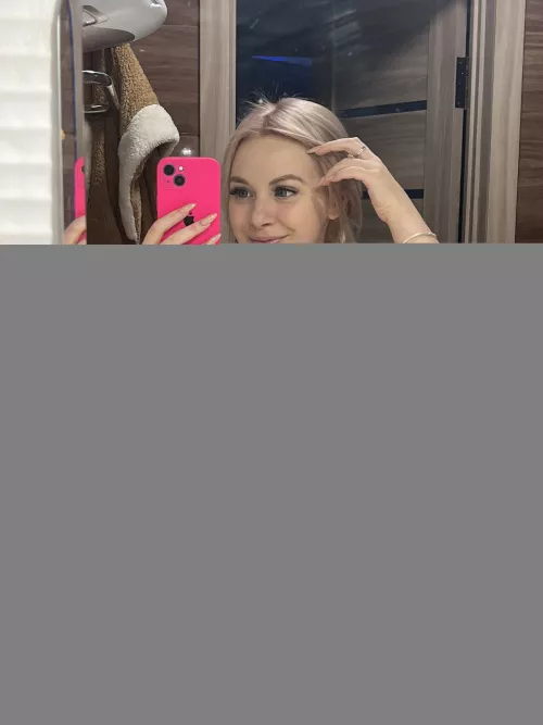 Kiss me like there's no tomorrow, baby!