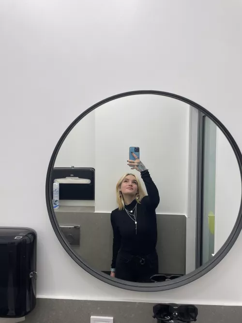 My first mirror selfie here :)