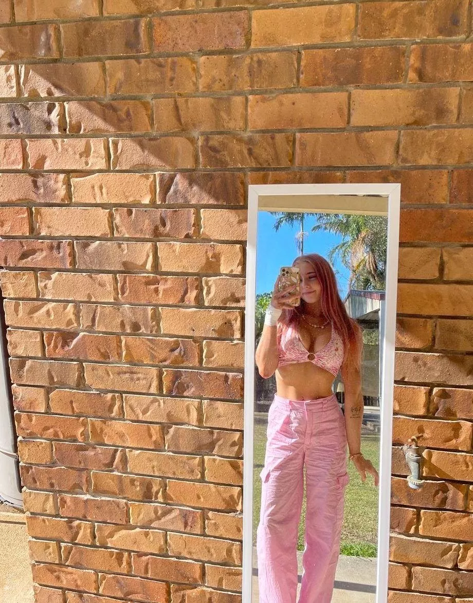 rarely have my tummy out tbh [IMG]