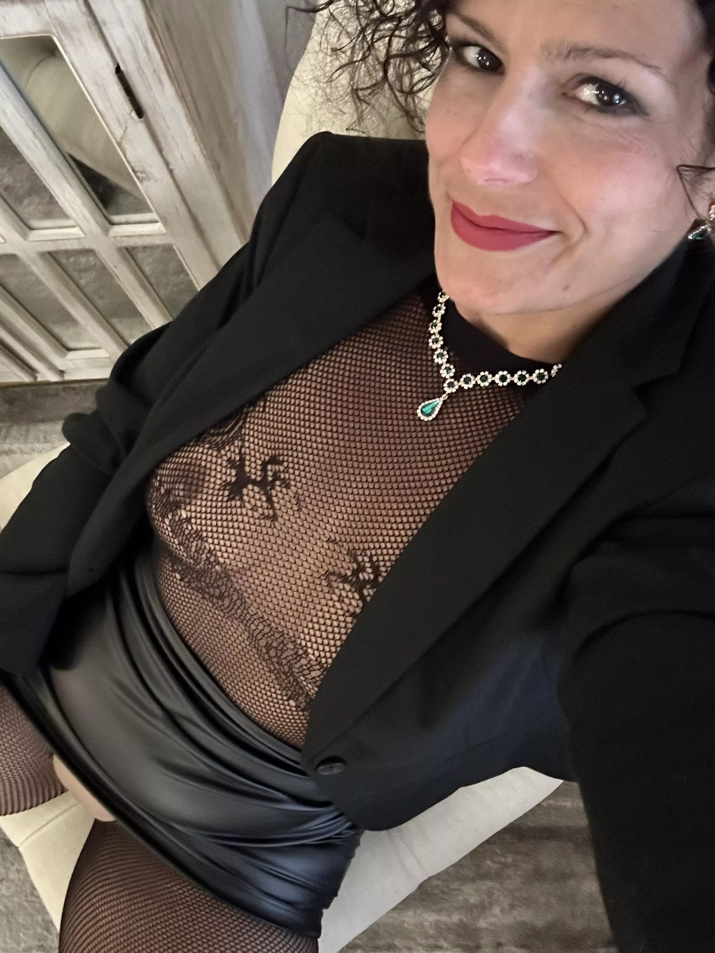 This 47 yo milf loves her OF fans. Let’s chat. Get me wet. Link below.