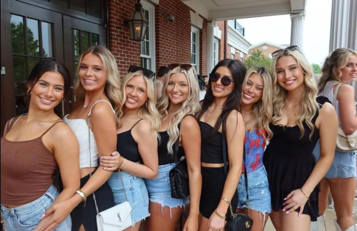 Frat party time. Who you got? [8]