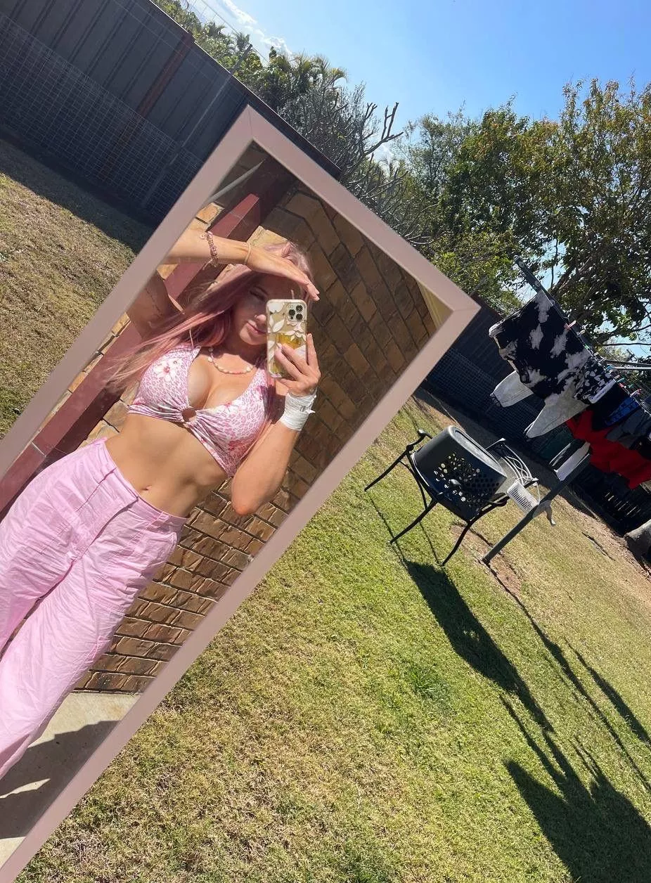 fun fact... no one has ever kissed my bellybutton