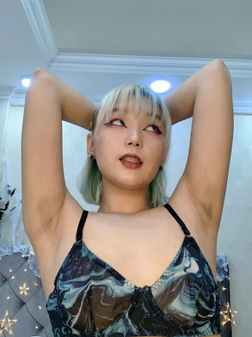 I only date guys who lick armpits!