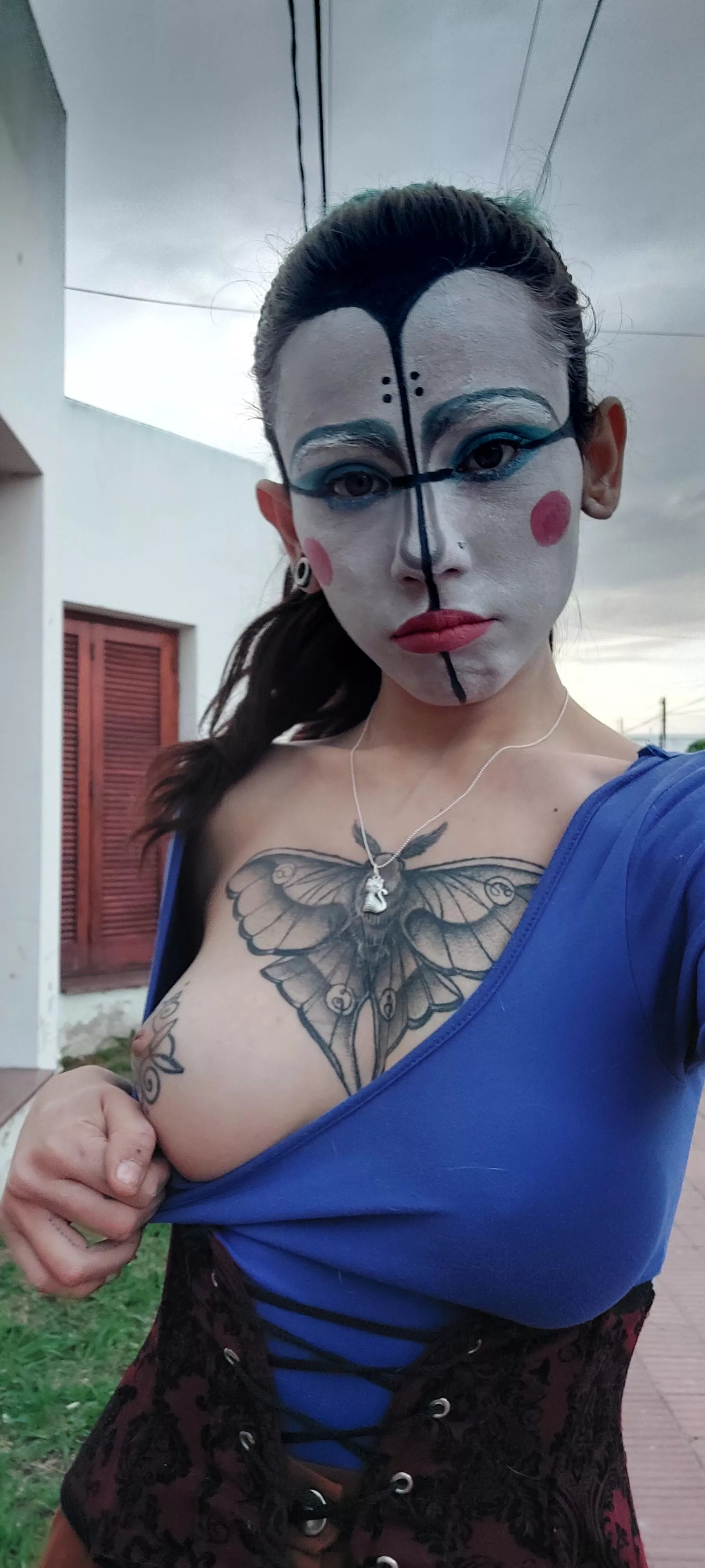 Just showing my tiddys and makeup to the world!!