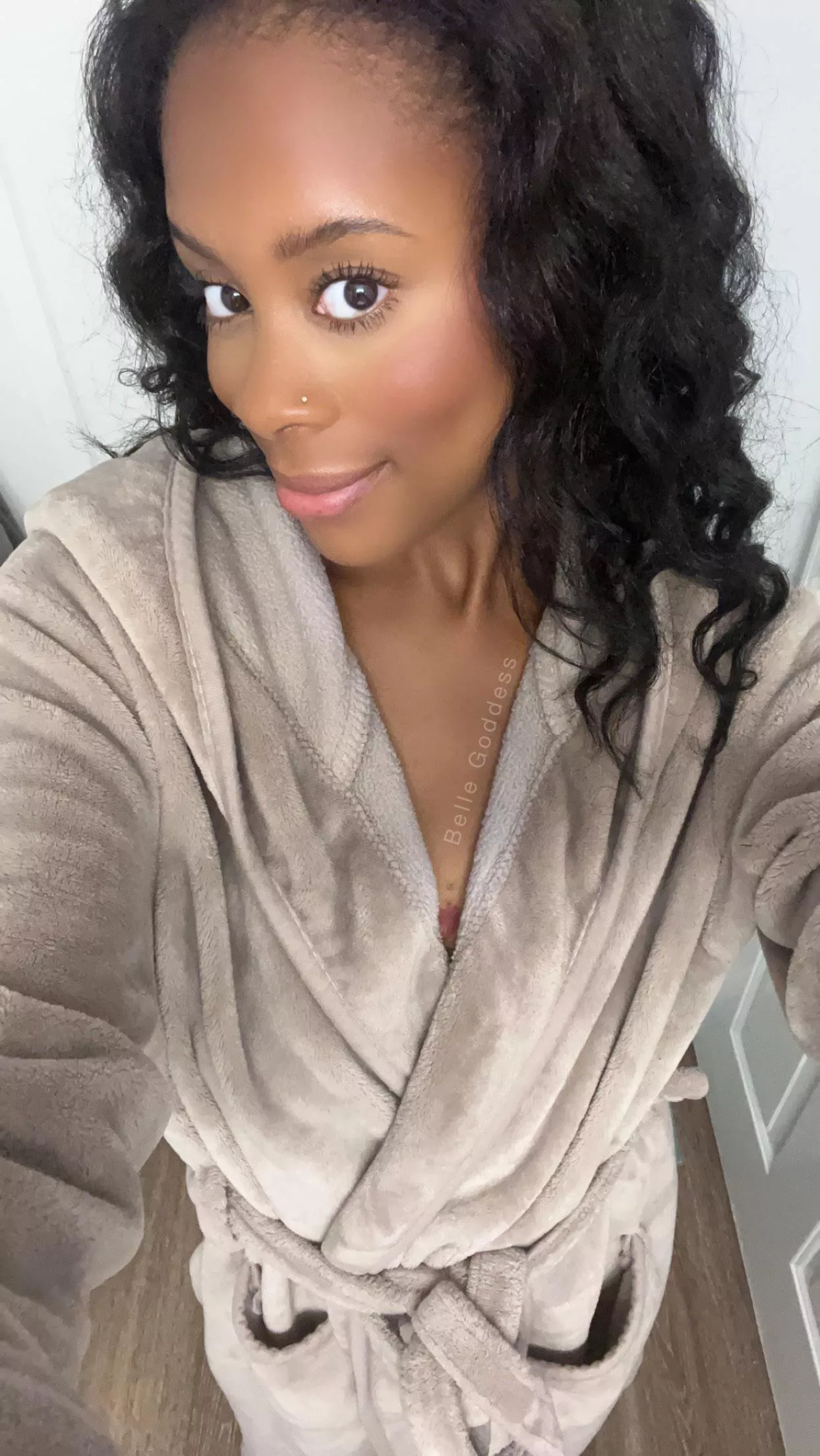 POV your favorite Milf is sending you selfies & nudes