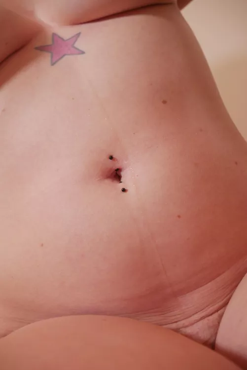 Showing off my bellybutton last night 😈