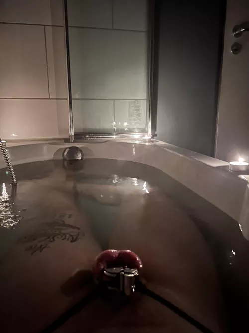 Taking a nice bath with my flat cage ❤️