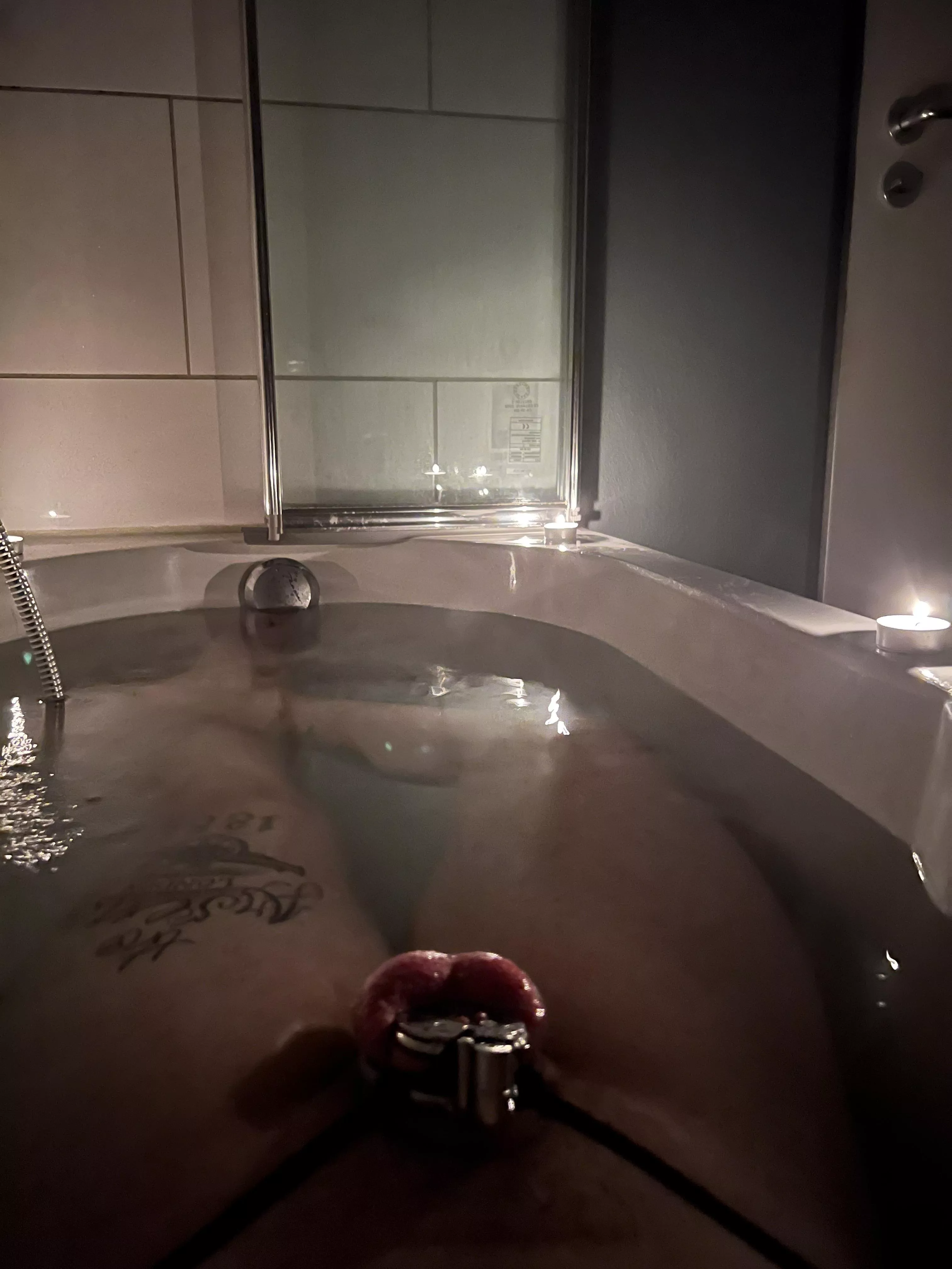 Taking a nice bath with my flat cage ❤️