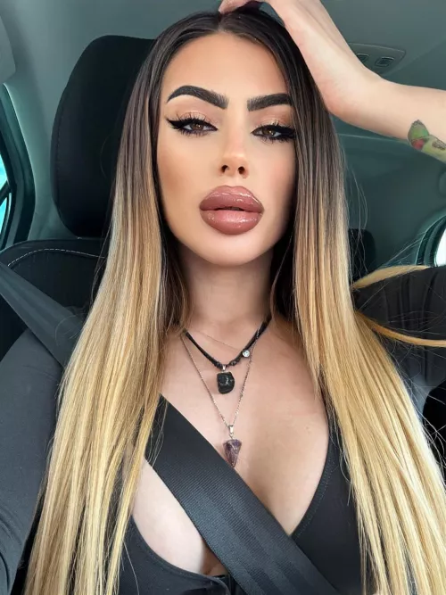 The best way to decorate the face of a bimbo is a good cumshot.