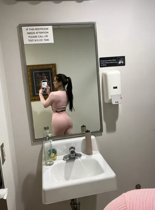 Do you like my pink leggings? :)