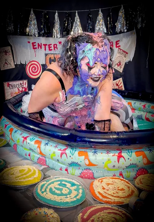 Hmmm which one to choose ? 🥧🖤💦