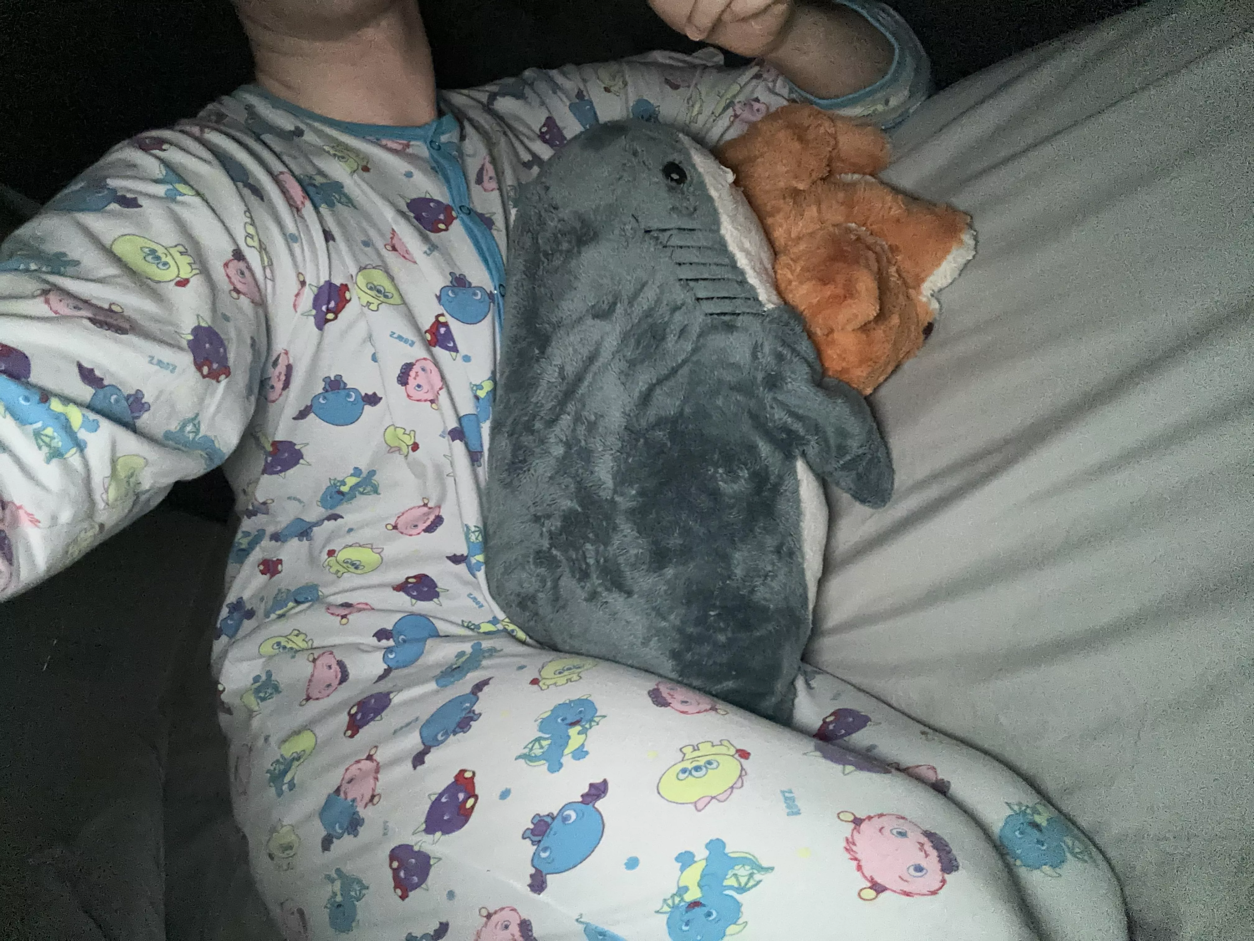 I wish daddy was here to cuddle with as well 😞