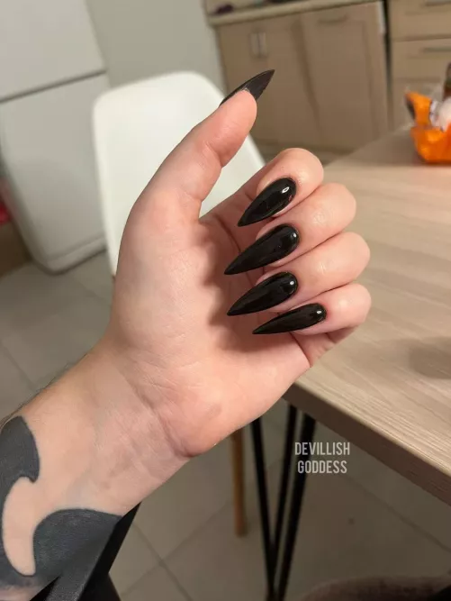 mesmerizing power of black nails