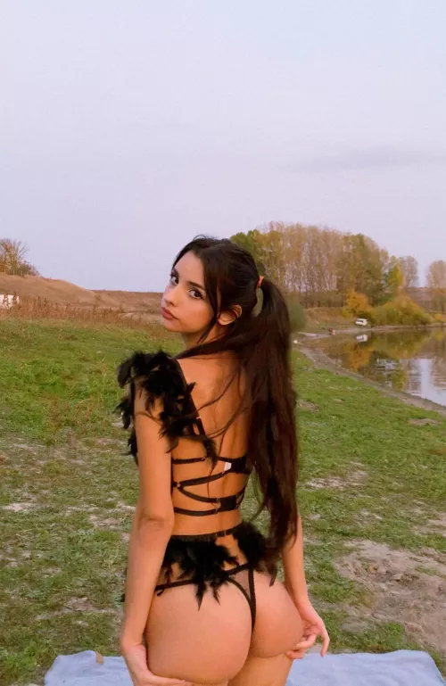 Taking nudes outside is one of my favourite things