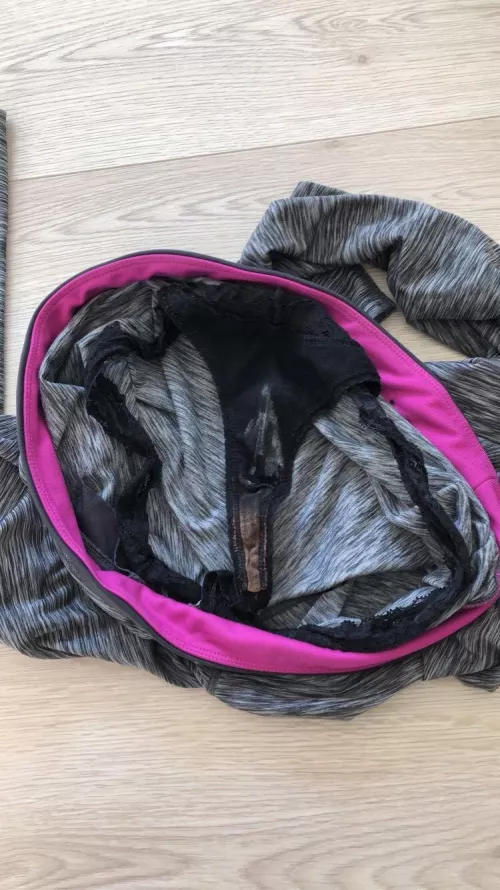 Guess running really made my Roomie (F24) wet and horny! Smelled so sweaty and dirty! 🤩