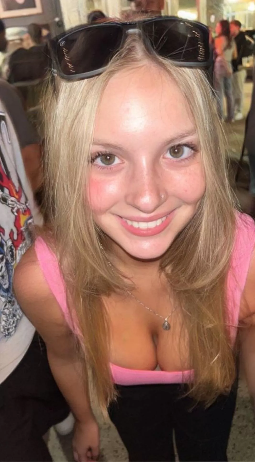 IUTR - cute party girl