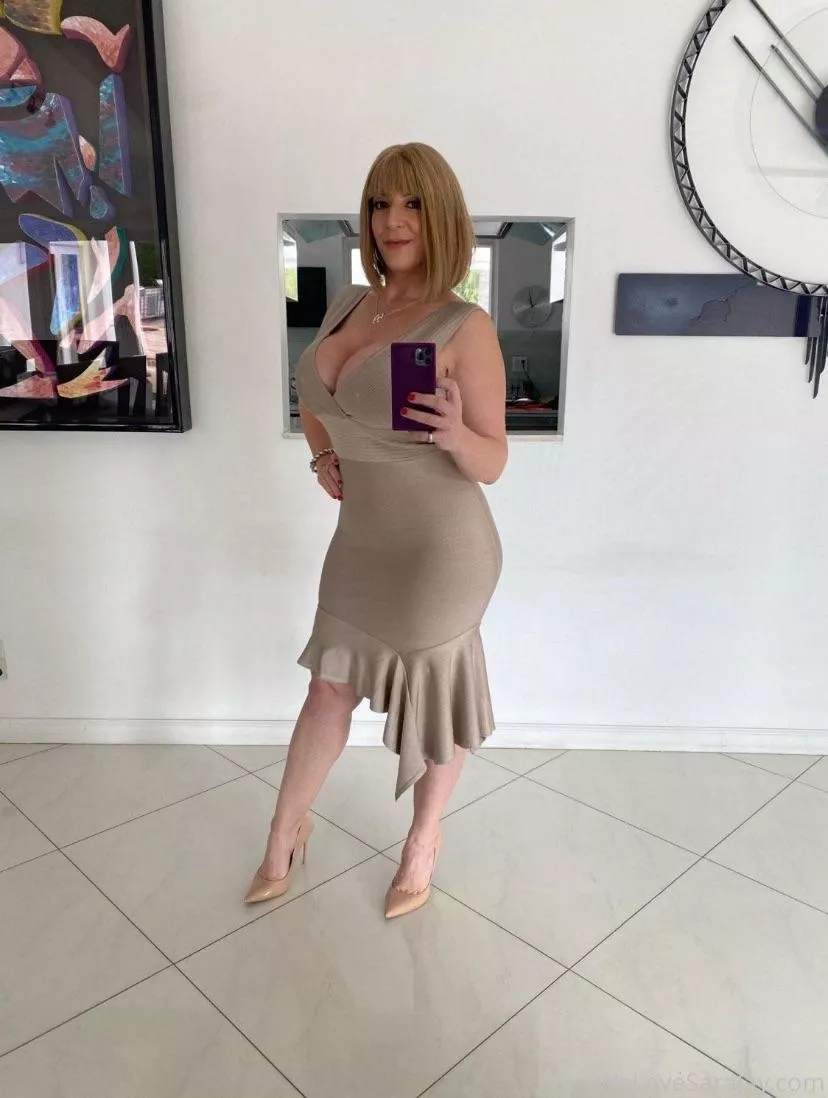 Sara Jay looking sexy and classy 👅