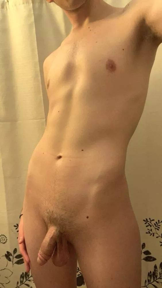 Take a guess at which Overwatch support I play.. hint: im a twink🥹