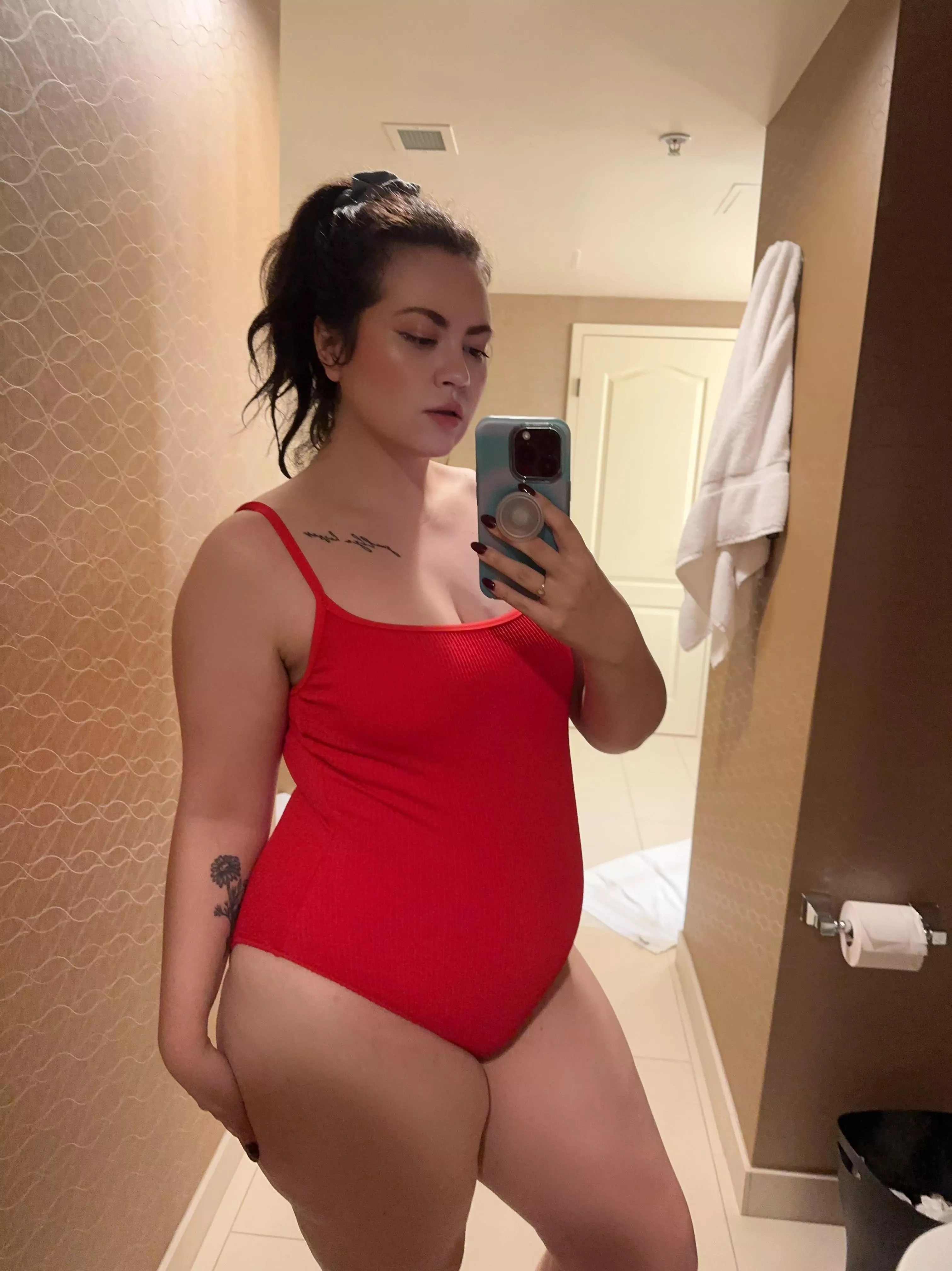 This lifeguard didn’t skip any meals on vacation… 🤰👀🤭