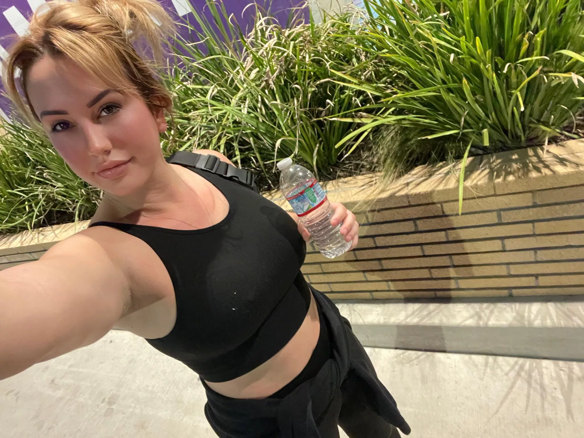 Would you notice me in my black croptop when you would walk past me on the street?