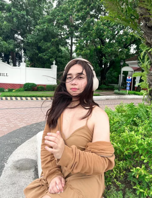 Would you take me on a date and treat me like a princess and play with my 🍆 under the table?