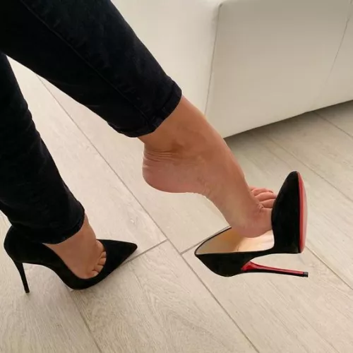 Black heels 👠 for a sensual dandling 🤩