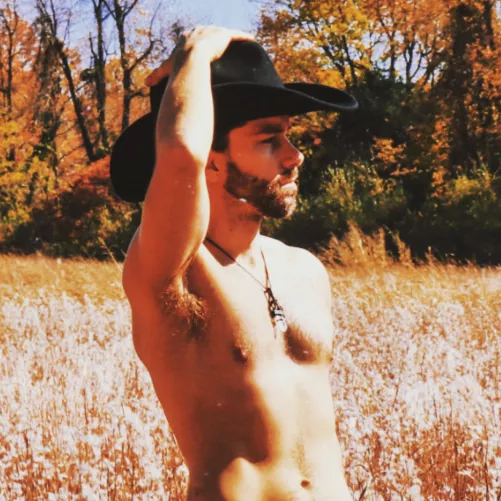 Just a piece of a naked photoshoot I did with my friend haha... wanted to make a vintage cowboy thing. But look at my armpit! the sun is lighting it up... should i do more armpit focused shoots like this? i know you like casual pics too 😊