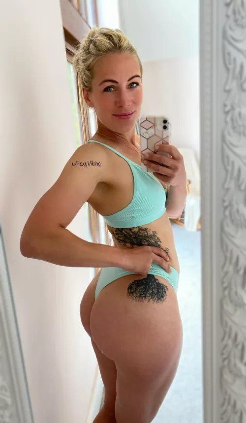 Some clenched buttocks! 💙❤️