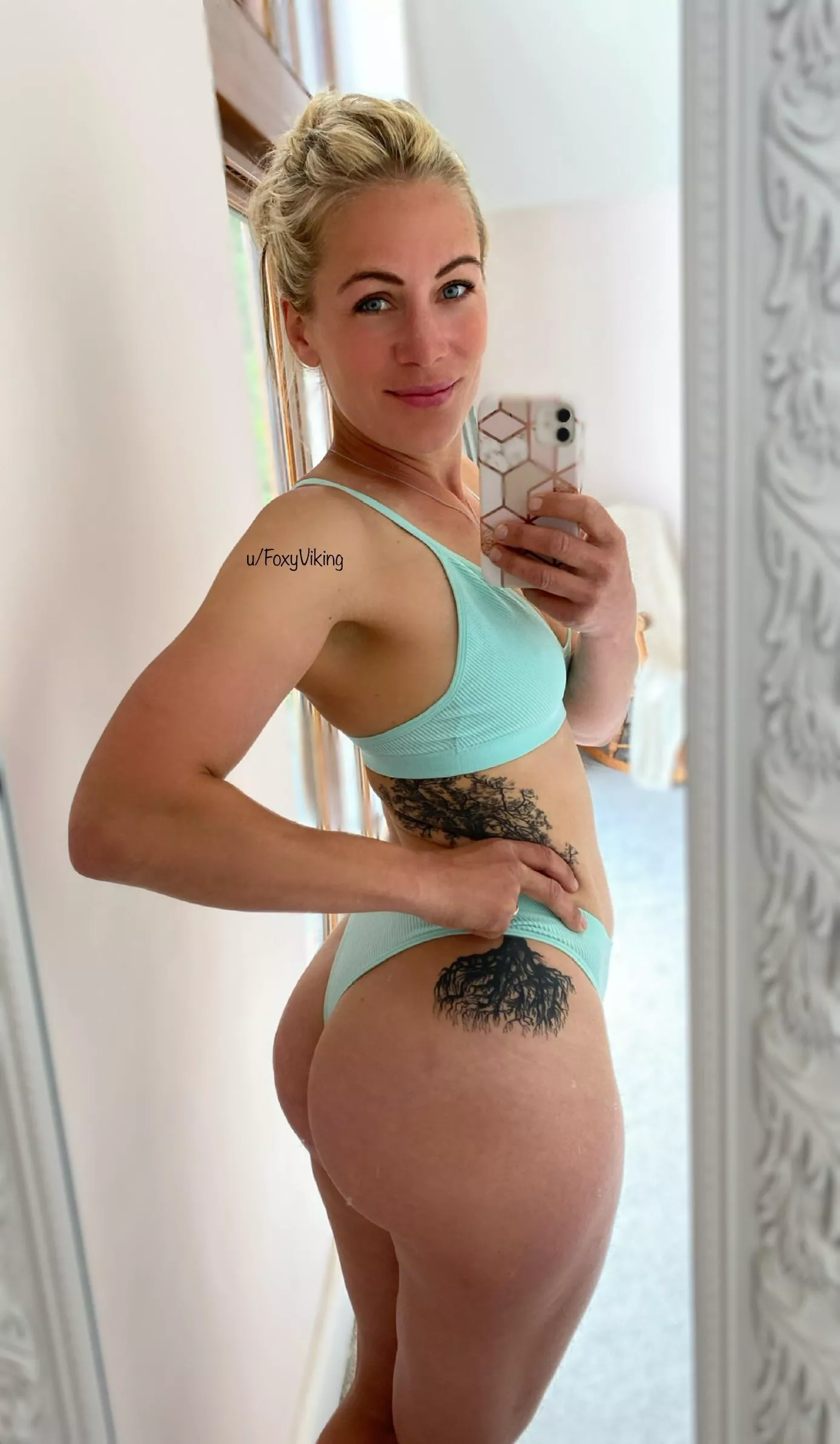 Some clenched buttocks! 💙❤️