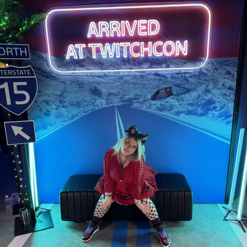Soon to be your favorite cat girl streamer made it to twitch con 🥰❤️