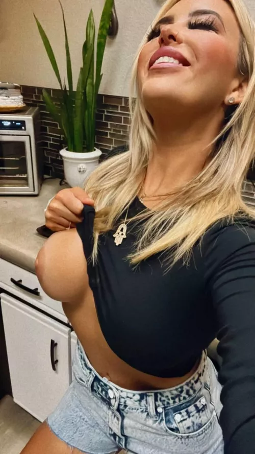 blondie with some big titties 🤗
