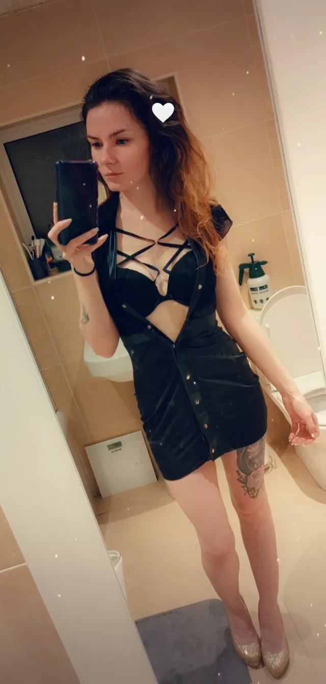 Brunette hair and black dress 😈