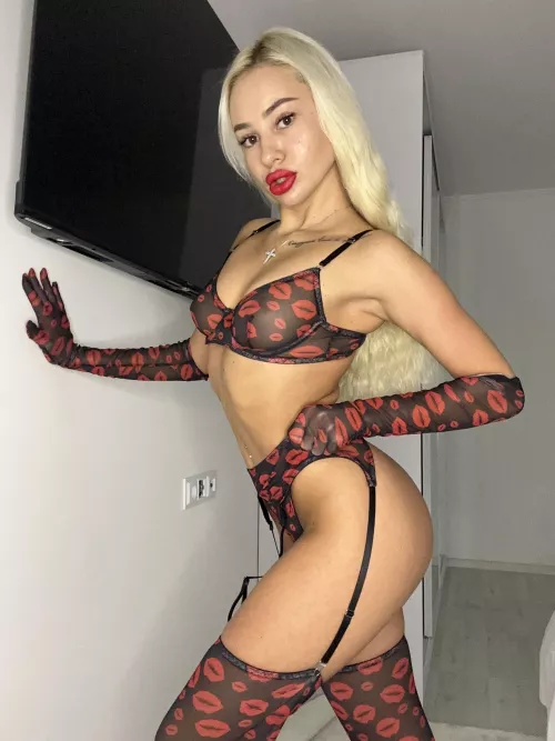 Come amd kiss my lips!