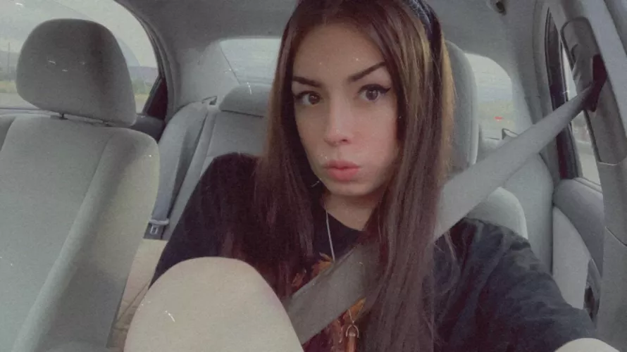 do u accept nudes from horny tgirls like me? 🖤