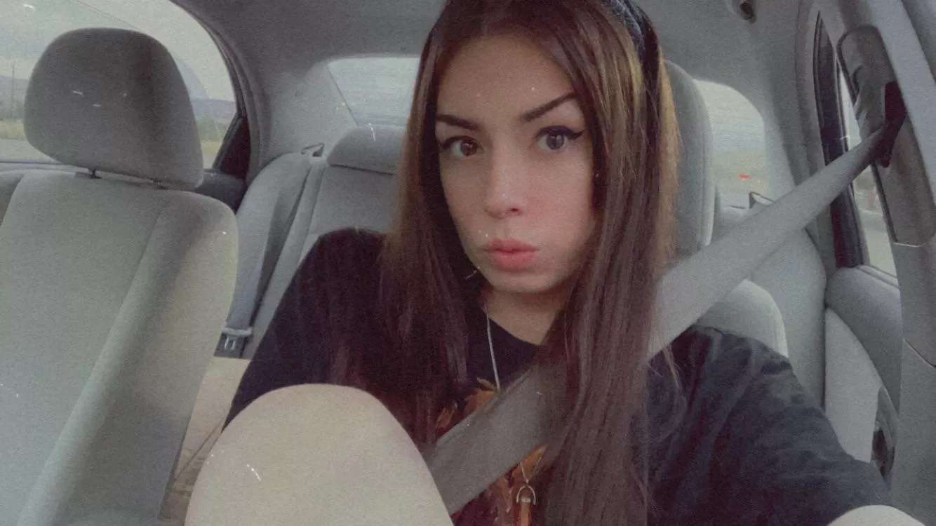 do u accept nudes from horny tgirls like me? 🖤