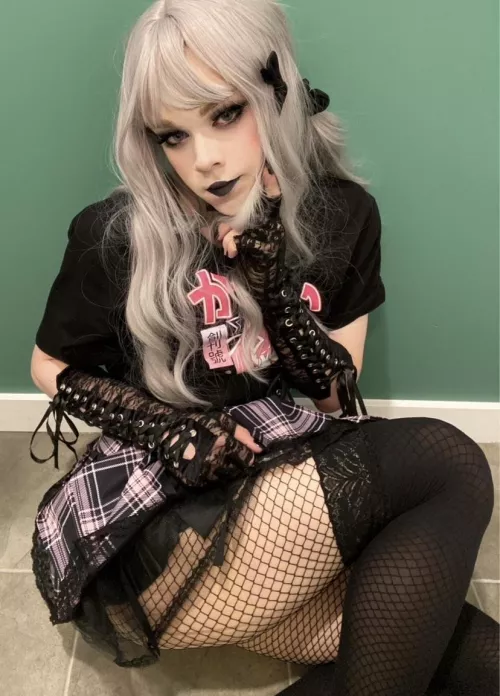 Looking or being called cute and feminine is definitely my favorite hobby🖤🥰🖤